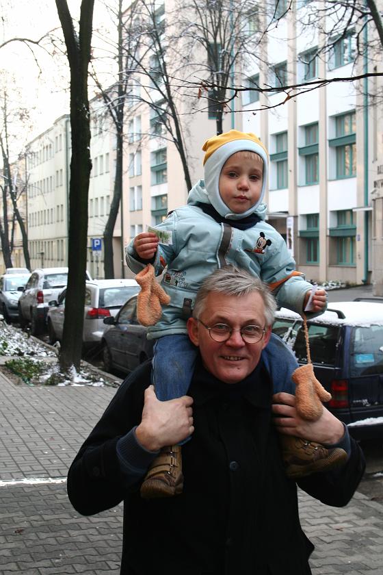 IMG_5146.JPG - Wojtek z dziadkiem na ulicy Chopina