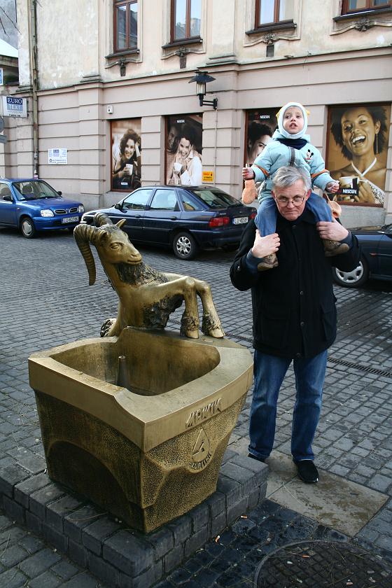 IMG_5177.JPG - Koziołek przy studni