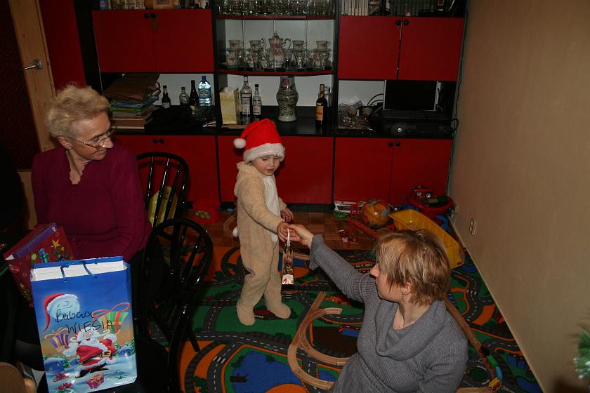 IMG_5501.JPG - Pomocnik świętego Mikołaja rozdaje prezenty