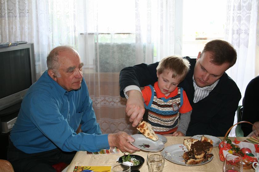 IMG_8938.JPG - Nakładamy ciasto . . .