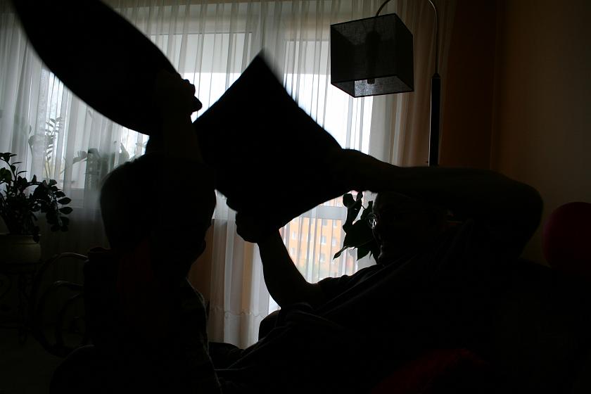 IMG_8987.JPG - Tłuczemy się z dziadkiem poduszkami