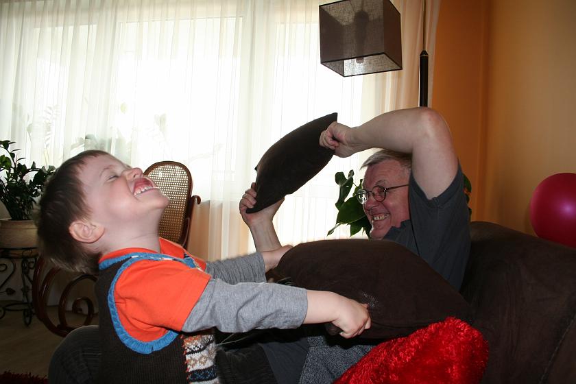 IMG_8989.JPG - Tłuczemy się z dziadkiem poduszkami!