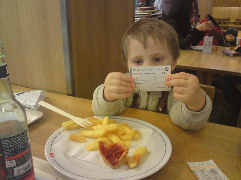 DSC02243.JPG - Wojtek przy obiedzie w Nordsee. Biletu nie wypuści z rąk!