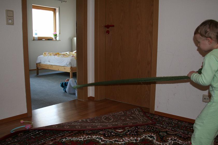 IMG_7814.JPG - Zabawa w przeciąganie szalika. Wojtek walczy do końca!