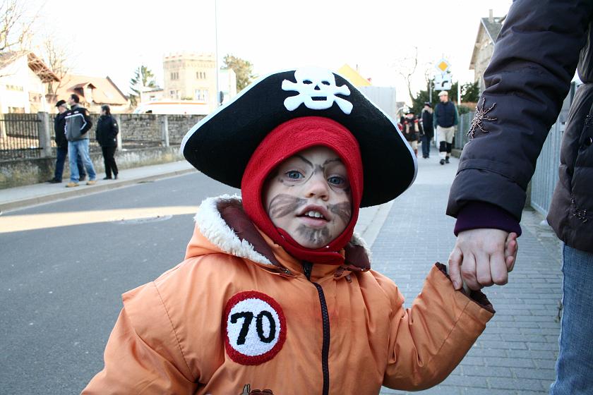 IMG_8286.JPG - Wojtek po paradzie - zadowolony! Nazbierał cukierków . . .