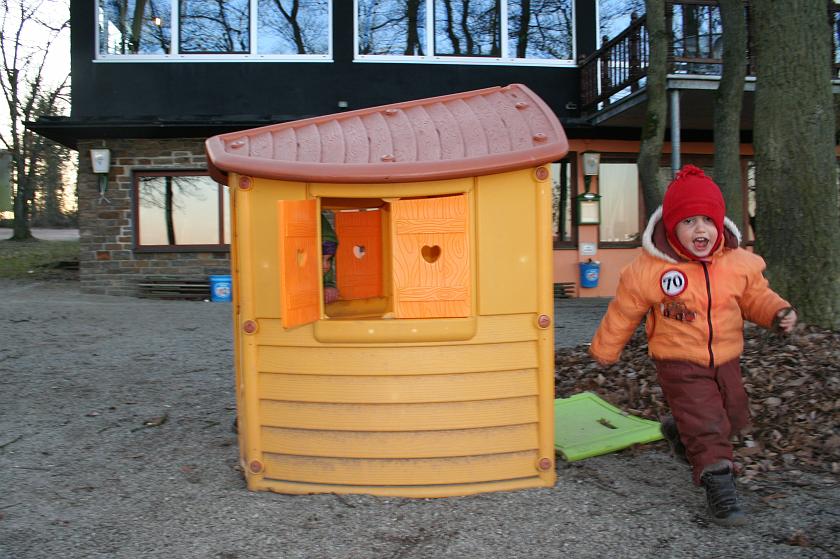 IMG_8510.JPG - Wojtek biega na placu zabaw na Gedeonseck