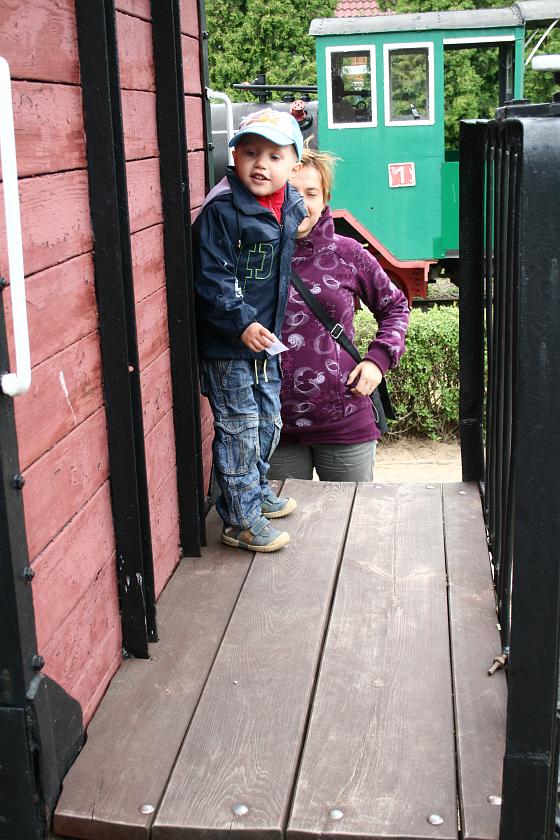 IMG_0268.JPG - Wojtek na wagonie