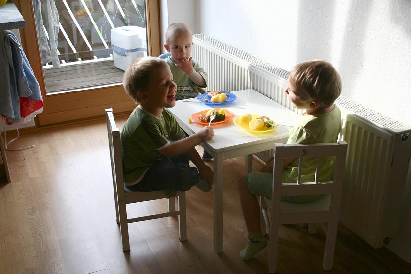 IMG_0756.JPG - Dzieci przy obiedzie