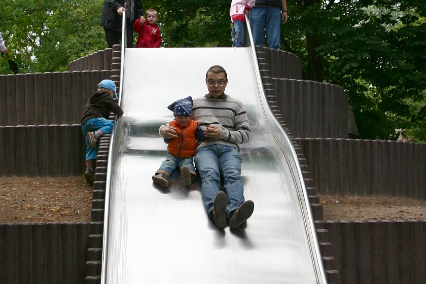 IMG_0981.JPG - A tak zjeżdża z tatą Arturek