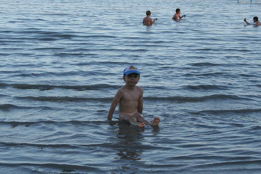 IMG_1199.JPG - Wojtek w Balatonie o zachodzie słońca