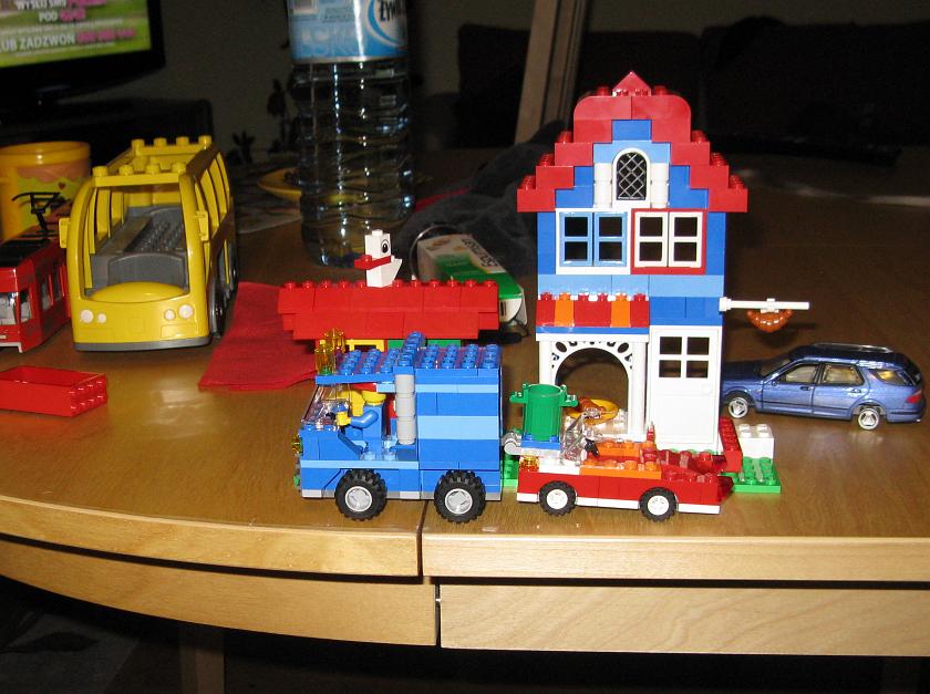 IMG_3127.JPG - Wojtek potem poprawił - ze śmieciarki zrobił pomoc drogową. Ale potem powiedział, że tak naprawdę chodziło o pociąg :)