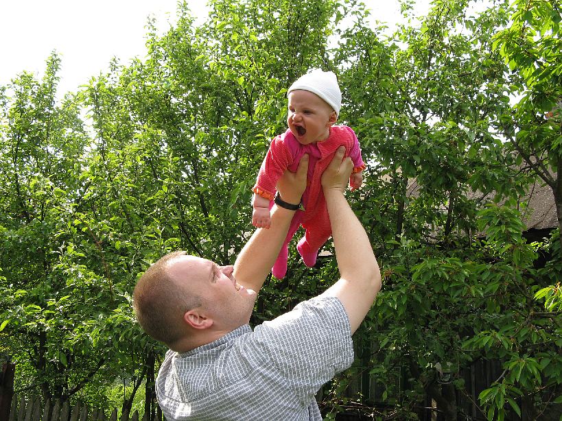 2008-05-17_2555.jpg - (2008-05-17) Wojtek lata wśród drzew