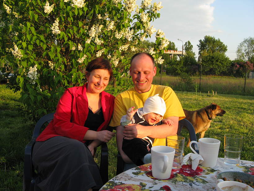 20080511-1826-wojtek.jpg - (2008-05-11) Z ciocią Ewą i wujkiem Ryśkiem pod bzem