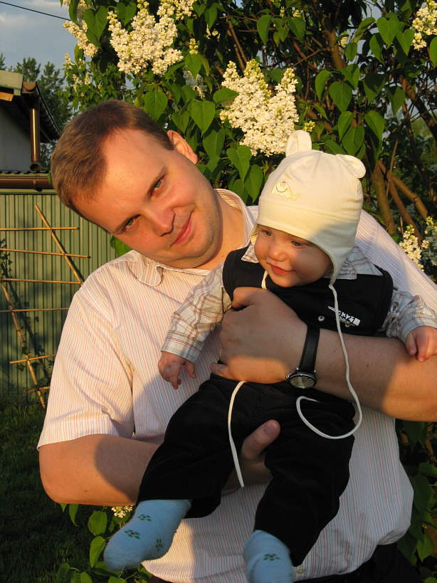 20080511-1829-wojtek.jpg - (2008-05-11) Z tatą pod bzem