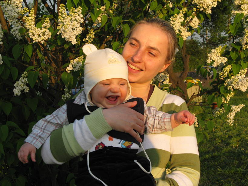 20080511-1833-wojtek.jpg - (2008-05-11) Z mamą pod bzem (2)