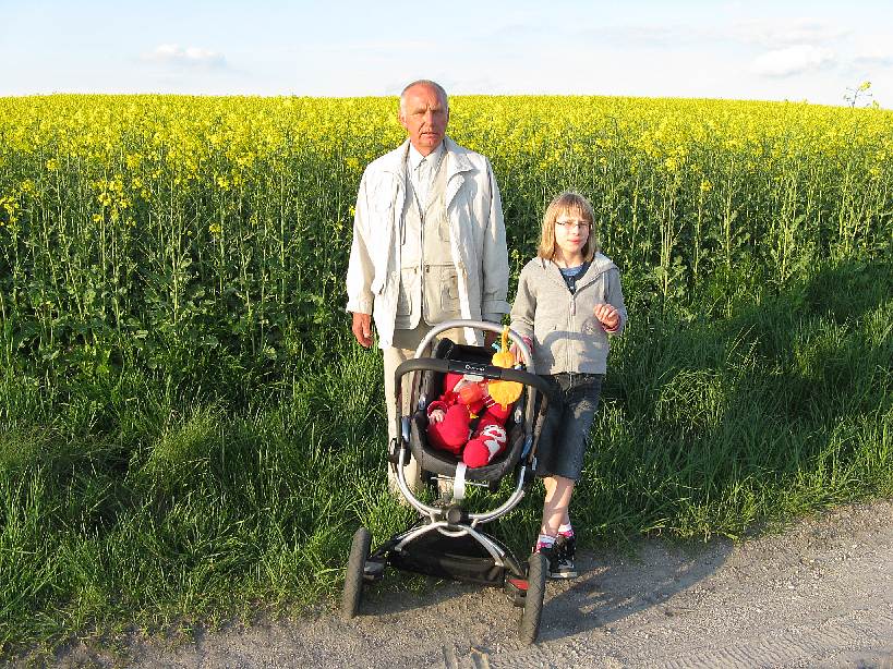 IMG_2369.jpg - Wojtek przy rzepaku