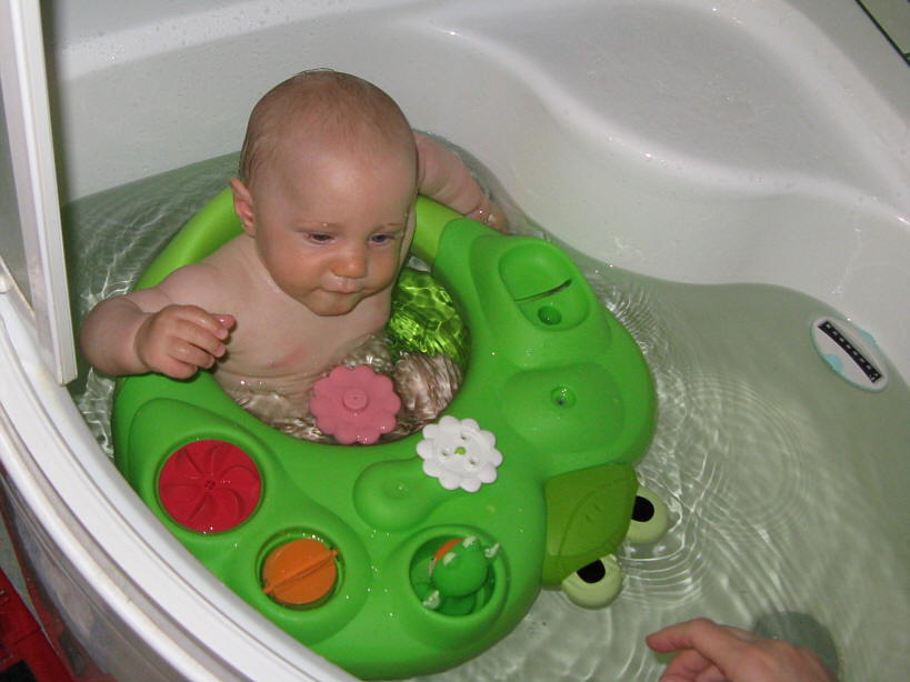 20080529-IMG_2856.jpg - (2008-05-29) Wojtek w kąpieli