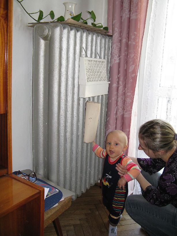 20080720-IMG_3757.jpg - (2008-07-20) Przy kaloryferze u Prababci