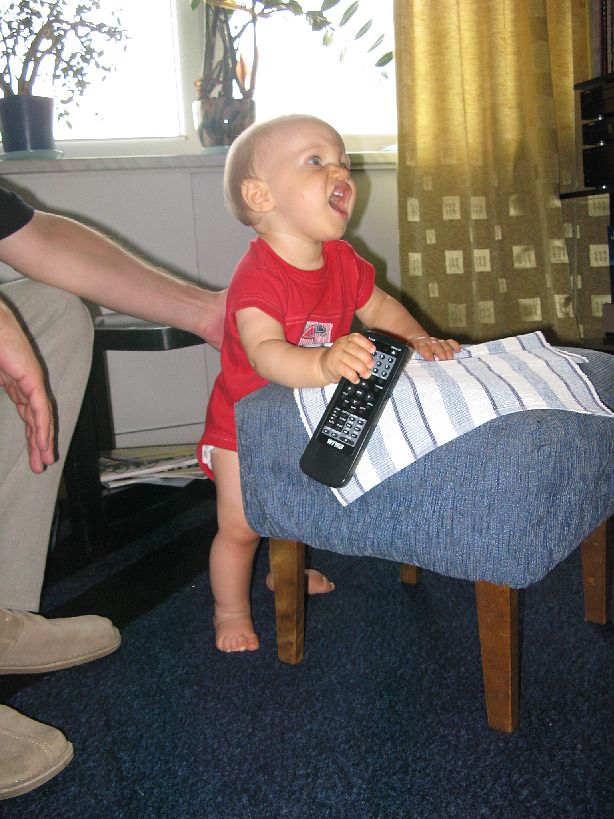 20080823-IMG_4782.jpg - (2008-08-23) Najlepsza zabawka - pilot (2)