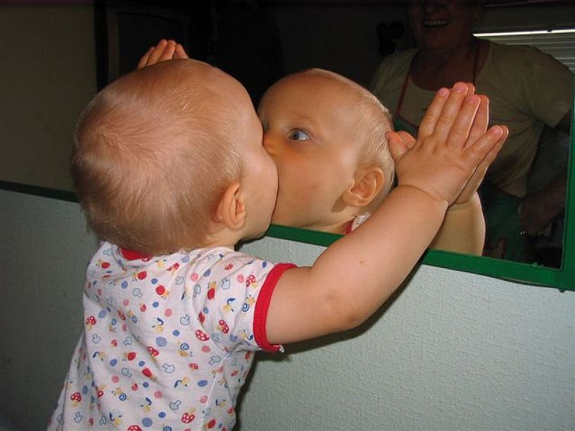 20080823_033.jpg - (2008-08-23) Wojtek i jego odbicie