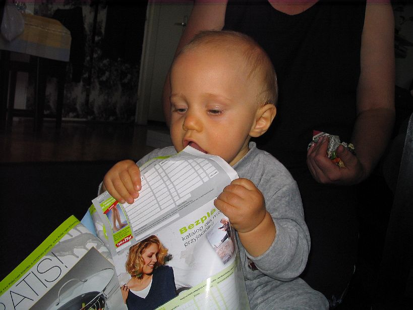 20080830-2oo8_08_30_018.jpg - (2008-08-30) Wojtek pożera gazetę